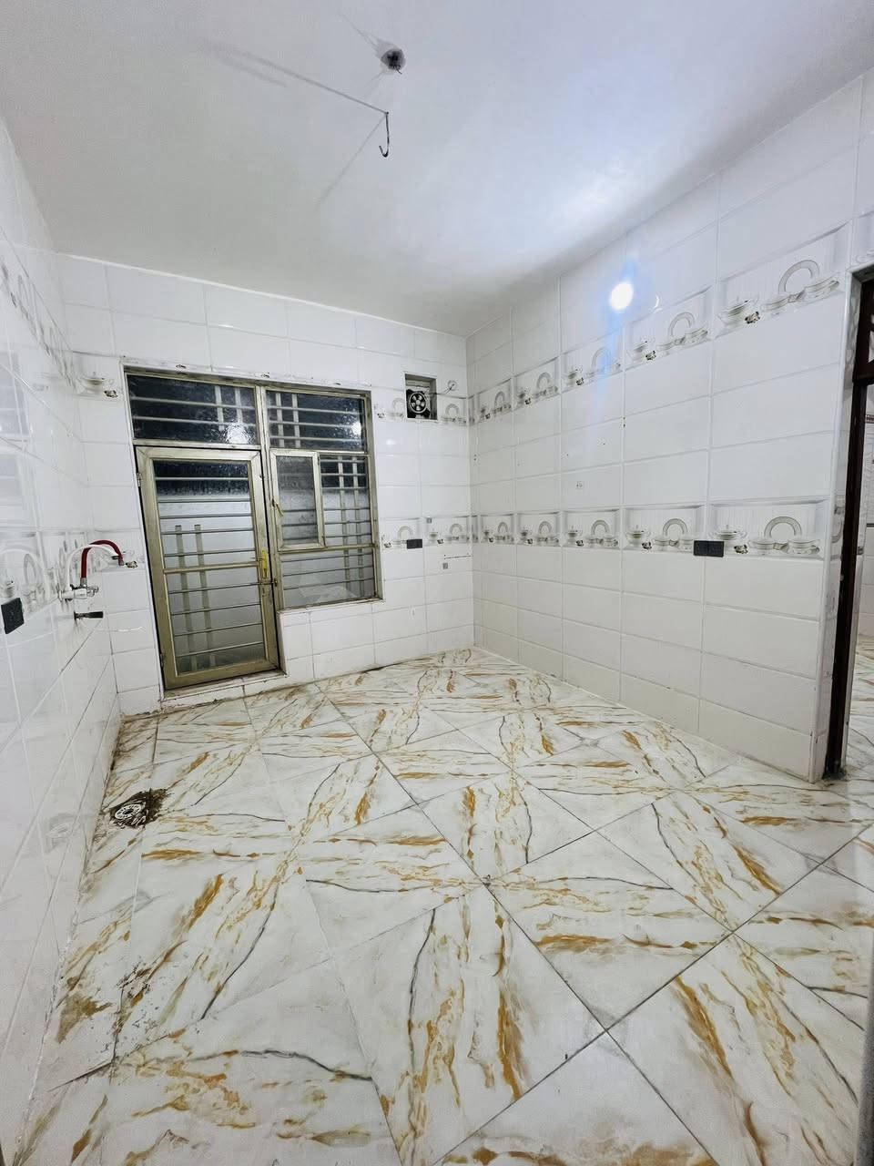 شقة طابق ثاني للرهن او الايجار مساحة 130 متر 
الموقع قرب كرار الطويل ع الشارع العام نضيفة جدا 
غرفة ومطبخ وصاله وصحيات ومطبخ للتواصل 
***********
