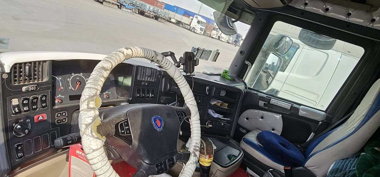 البيع سكانيه سحال 2005 كامل موصفات تبريد رتايدر ثلاجه دبل مناميه كير عادي رقم جديد تحويل مباشر راس تخم تاير وعربانه نص  عربانه لامانيه ومحدد وسياره جاهزه لشغل***********
