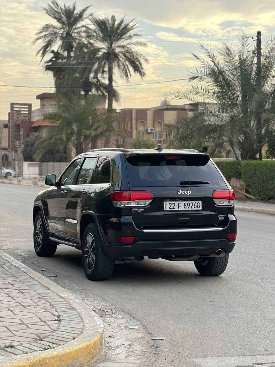 السلام عليكم
كراند شيروكي 2021 
ماشية 48 
بدون صبغ 

مكان بغداد المنصور 
واتساب ***********
اتصال ***********
