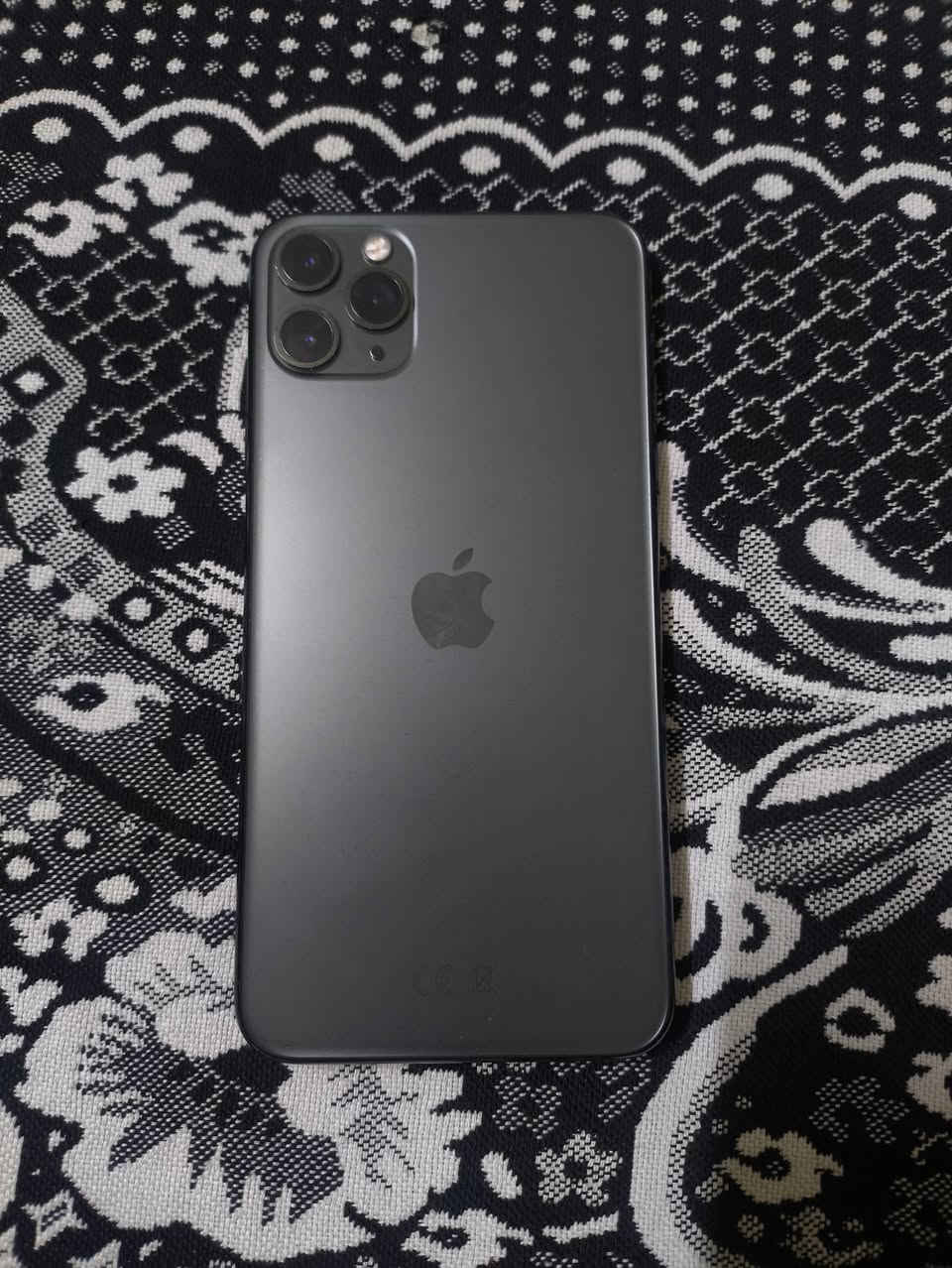 اي فون 11برو ماكس ذاكرة 64 الجهاز شرق اوسط عربي تك سيم مع شاحنة ankar بلادية كل شي بي بلادي بس مبدل سماعة داخلية بالشرط السعر قفل 300 العنوان كركوك فقط بيع مااراوس  ***********
