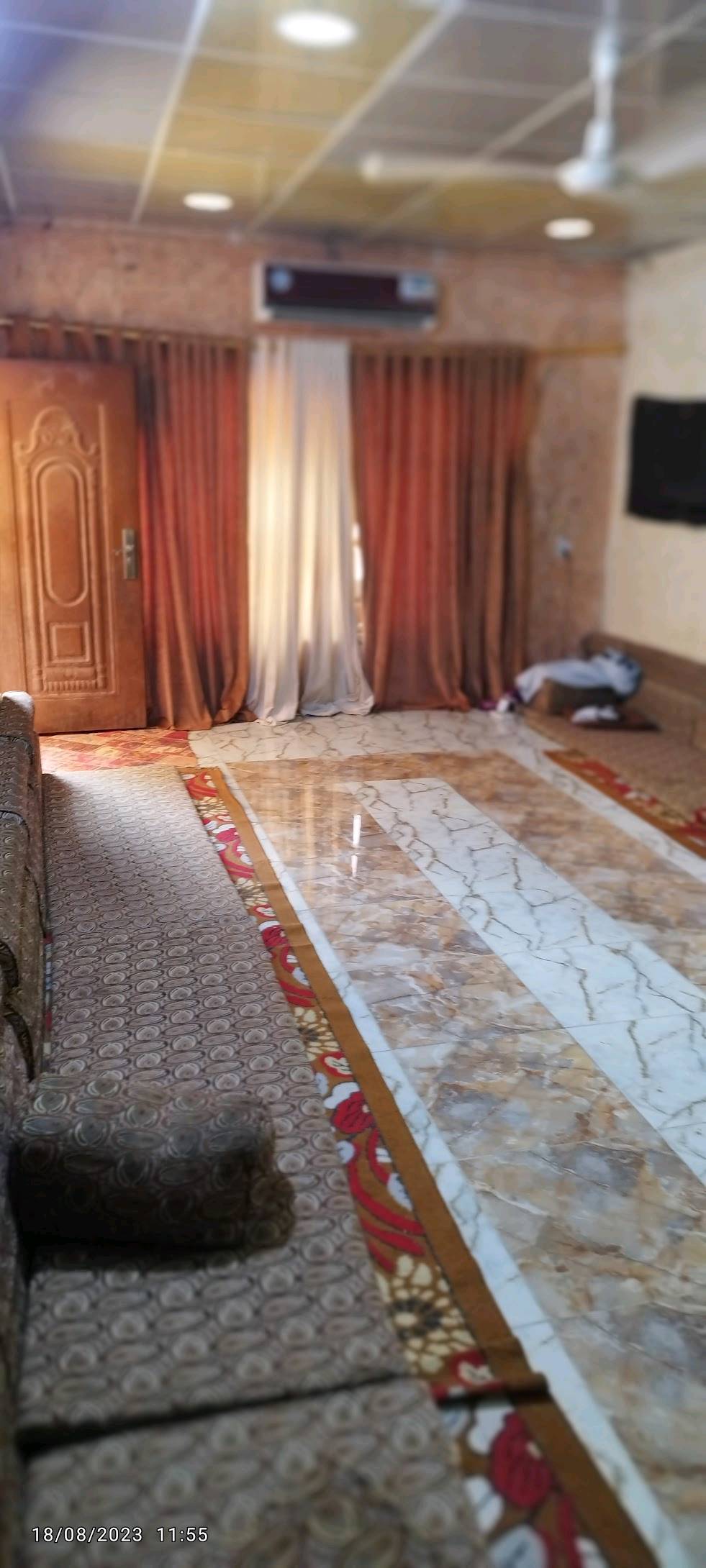 بيت في الشهداء قريب السريع شارع الشهيد ولاء (شارع أبوصادق الوكيل)ثاني بيت من الركن بالفرع مكون من طابقين الارضي مبني طابوق صب كونكريت والثاني ثرمستون عكاده يحتوي على خمس غرف اثنان تحت وثلاثة في الأعلى مع خدماتهم وديوانية ٨*٤ المنطقة مخدومة بالكامل علما أن البيت بناء قديم السعر ١٨٠وبيه مجال ***********