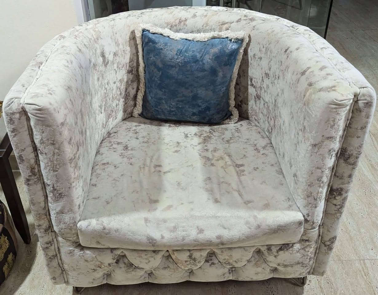 نصف طخم  نظيف مستعمل قليل( قنبة كبيرة 3 مقاعد، قرطغين 1 مقعد لكل واحد، منضدة دائرية وسطية، 4 وسائد)
السعر ٤٠٠
الاتصال ***********
