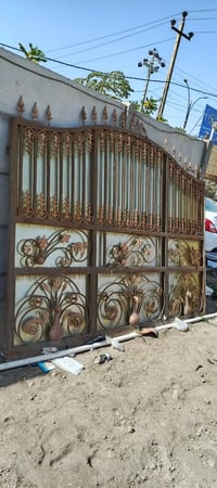 باب حديد • ثقيل • نضيف