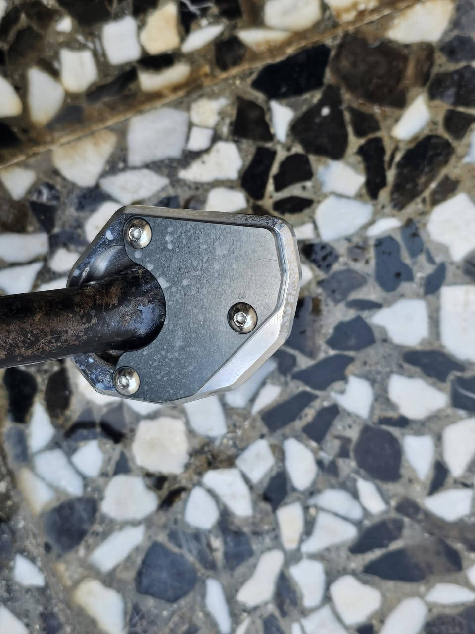 السلام عليكم سكنس جبلي للبيع او مراوس دراجة حلوة وبيهة تزويد دبلات وفج ويدات وستيرن بطح و سستم سماعات دمام وبيهة نواعم مبينة كدامكم تزويد اصلي تايرات تايواني جلاتين ما بيهة اي نقص مكاني بغداد الحسينية رقم ***********
