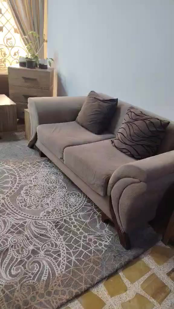 للبيع طخم تركي يفتح سرير +مخزن عشر مقاعد السعر 250 بحاجه الئ تصليحات قليله  قنبات 2كبار وحده متوسطه +2كراسي
موصل فلاح الاولى
***********
