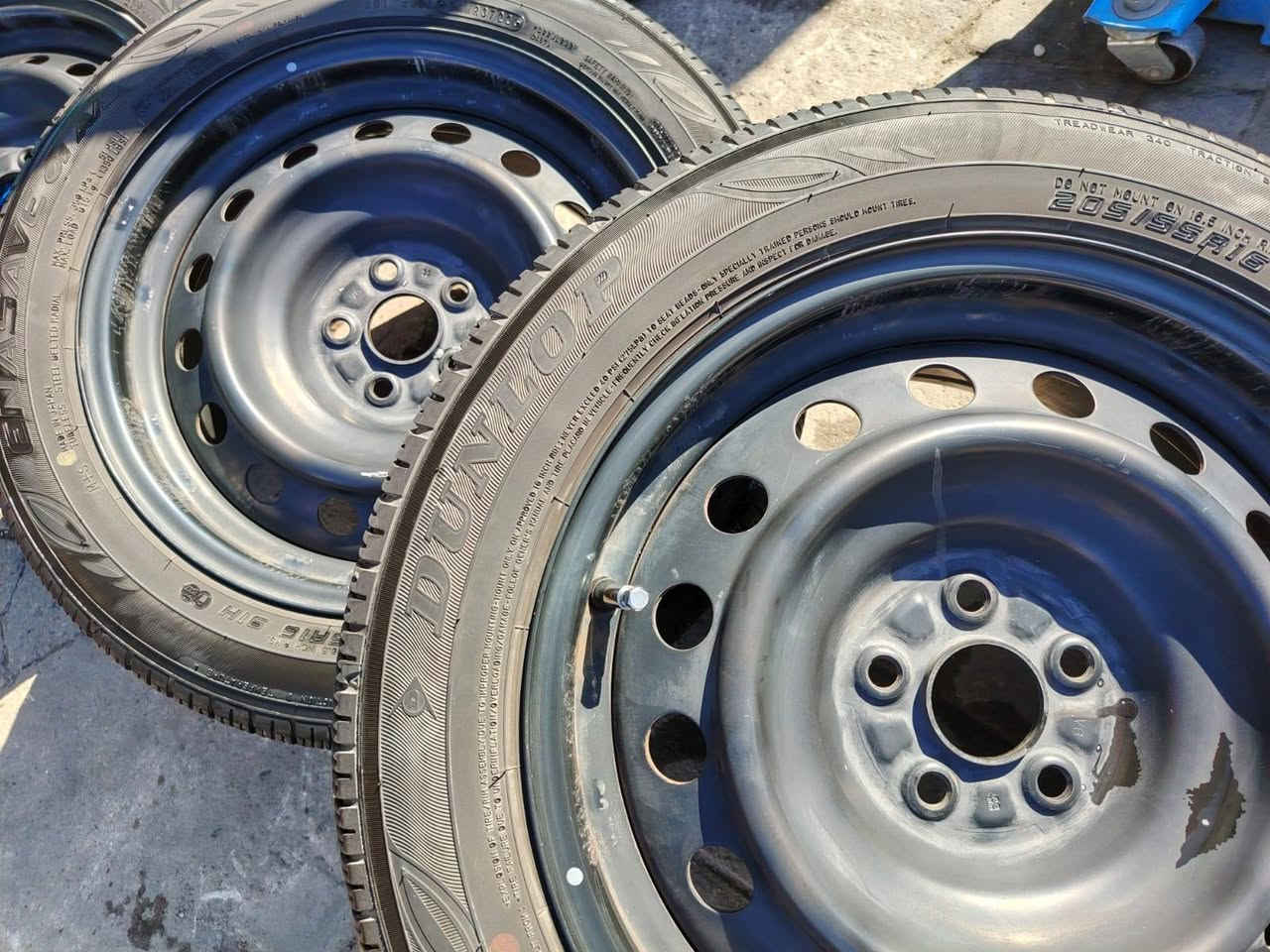 دنلوب ياباني الاطارات .. بحالة الزيرو
مع ويل حديد اصلي .. حجم 16 كورلا ياباني..
السعر 250 الف بيع او مراوس .. المكان بغداد 
***********
