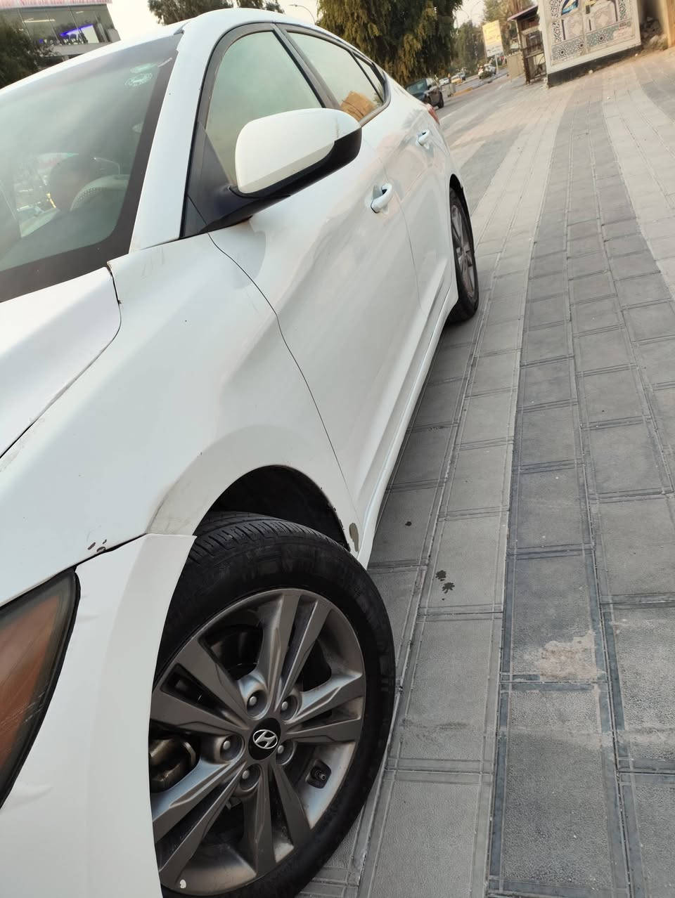 السلام عليكم.. النترا امريكي موديل 2017 رقم اربيل بأسمي السيارة حادثهة كلش بسيط موظح بالصور بالبنيد شي بسيط جدا السيارة ماشية 156 ميل لونها ابيض صدفي ( والصدفي معرف يگشر صبغ مگشرة صبغ بالقمارة وبالجنطة وبالبنيد ومغلفات فابلون ) السيارة مابيها شي نقص الحمدالله سعرها 112 . عنوانها بغداد الكاظمية......***********
