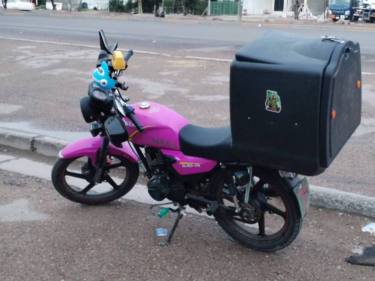 اسلام عليكم 
دراجه سونلك دراجه اخت زيرو ممتعوبه 
واحله من صور طبعن بصور مضلومه ودراجه كامله من ناحيت كهربئيات فقط عداد كيلو متر مكطوع
وكفاله مكينتها خرسه ناعمه حيل وتجي شوف شلعتها فول تعليك 
دبلات نضيفه دراجه مال شغل 
اوراق كامله 
اضافات دراجه واقيات 
ستاند تليفون صندوك 
سماعه بلوتوث 
مكاني بياع 
***********
