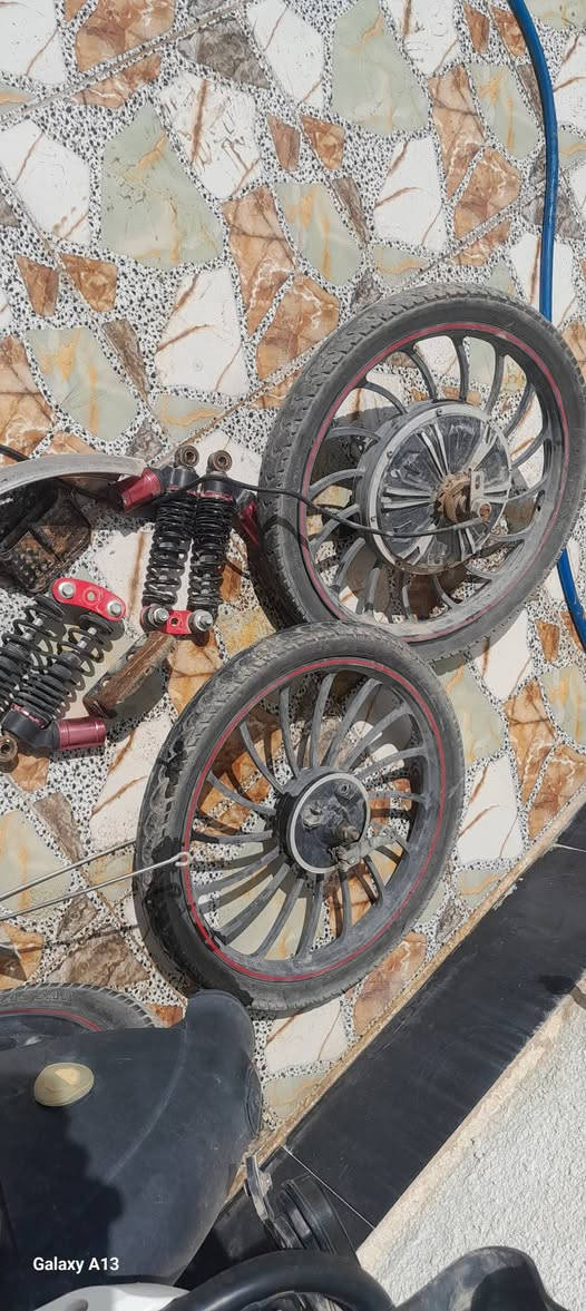 تايرات باسكل شحن امامي خلفي شغالات مابيهن شي  وياهن دبلات خلفي السعر ٣٠ وبيه مجال بصيط غير متواجت عله لفيس ***********
