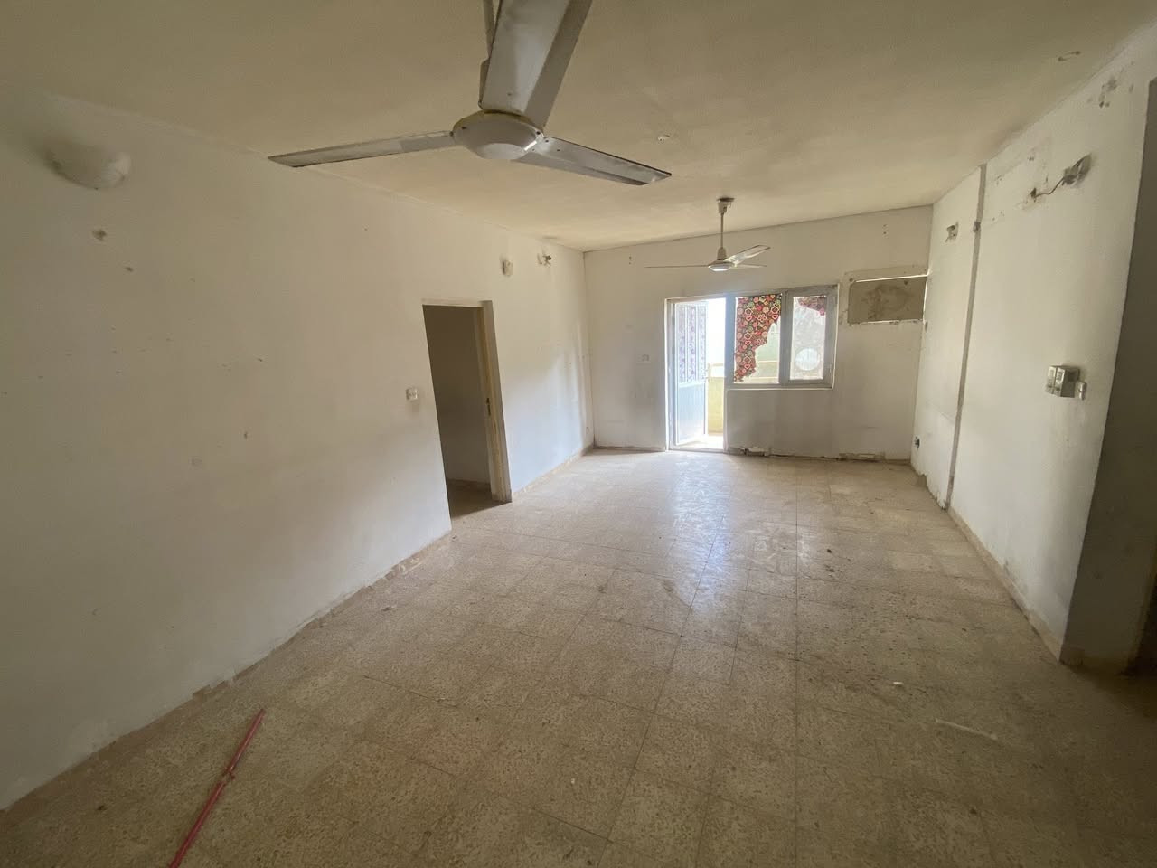 � شقة للبيع – زين القوس / مجمع الشهيدة إسراء
📍 الموقع: على الشارع العام
🏢 الطابق: الثاني
🏗️ العمارة: 14A
📐 المساحة: 150 م²

🛏️ 3 غرف نوم
🛋️ صالة كبيرة + بلكونة 🌤️
🍳 مطبخ حار + بارد مع بلكونة
🚿 مجموعة صحيات
💧 مصفرة ماء
⚡ مصفرة كهرباء 

📞مناسبة للسكن العائلي
للاستفسار  ***********
