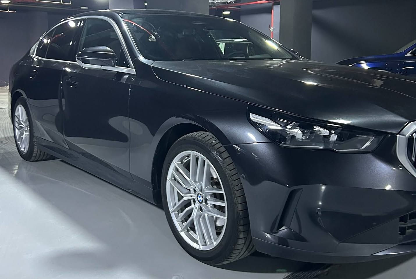 *BMW 520i Lux | موديل 2026*
- *اللون*: Sophisto Grey 
- *العداد*: 29,000 كم
- *الحالة*: بروتيكشن بالكامل
- *الرخصة*: سنة - مرور القاهرة
- *المعاينة*: التجمع الخامس
- *التقسيط*: متاح بأنظمة سداد مختلفة
- *للتواصل*: 01062000300


**إذا كنت صاحب هذا الإعلان وتريد حذفه لأي سبب، رجاءا أرسل رسالة إلى الدعم الفني**