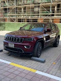 جيب كراند شيروكي ليمتد 2019 خليجي  ماشية 135000 كم بيها بارد اسفل البا...