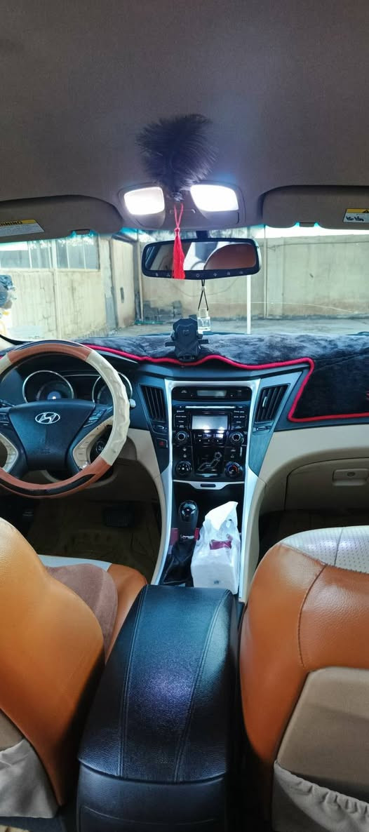 سوناتا مضلع وارد امريكي موديل 2013 لون ابيض محرك 2400 GDi السيارة جاهزة من كلشي تدفئة تبريد كير محرك خير من الله الداخل لونين عسلي واسود الارضية والكشنات جلد رقم ديالى باسمي تحويل ملكية ثاني يوم نظافة السيارة موضحة بالصور والسونار موضح حادثها شرط بدون دواخل والارباكات كلها سليمة السعر 118 $ وبيها مجال بسيط للاستفسار  على رقم (***********) مكاني ديالى دلي عباس
