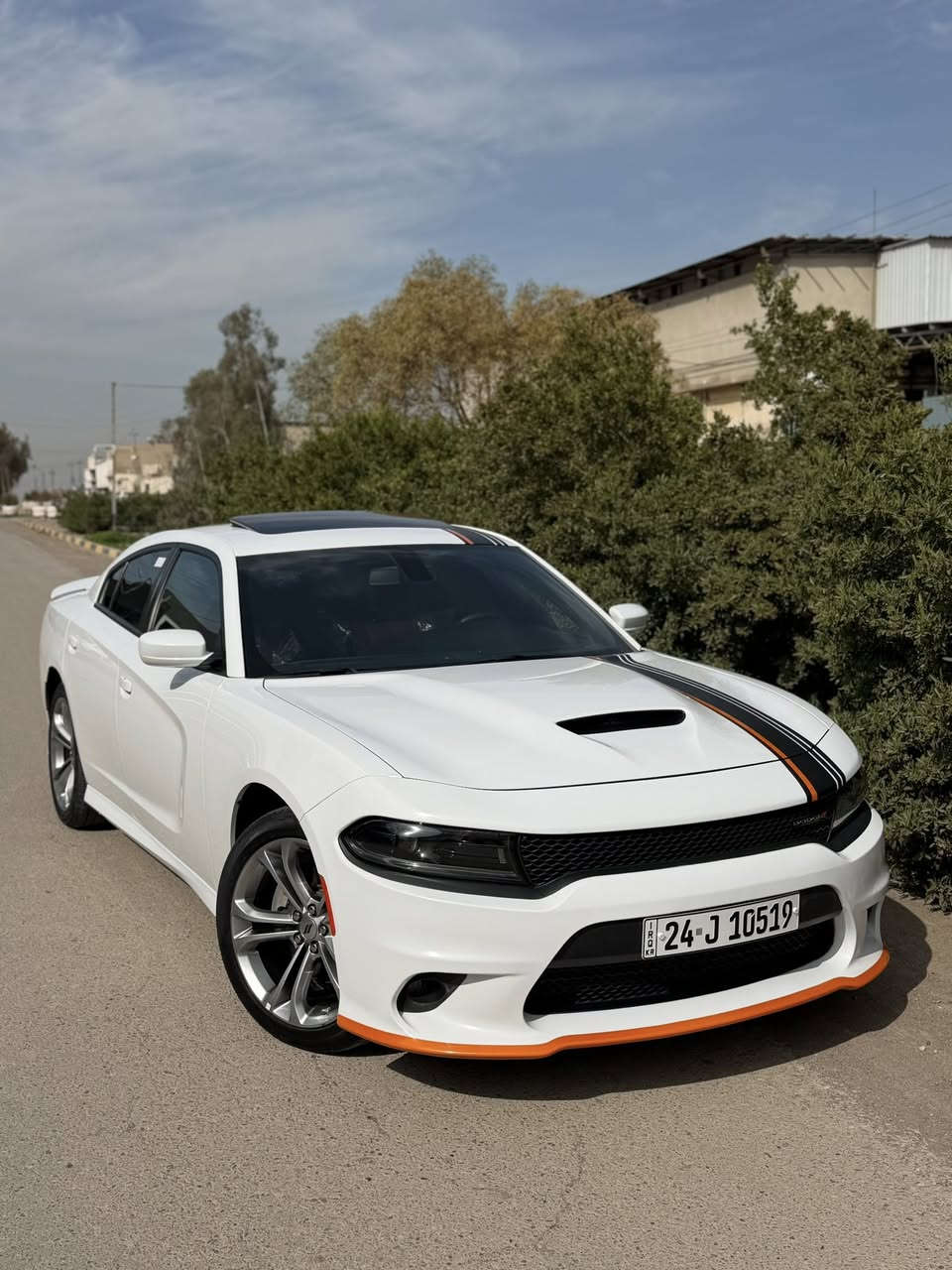 سلام عليكم للبيع دودج جارجر GT PLUS 
الموديل:2022 (خليجي) وكالة هارلم (بسعر مناسب جداً)
العداد:( 30الف) حقيقي بشرط
سيارة كلين بدون اي ضرر 
خطين بارد باب خلف النفر فقط 
المواصفات:
دشبول + ابواب خياط جلد 
*فتحة سقف كهربائية
*ويل الالمنيوم قياس 20 انج 
*شاشة لمس قياس 10.1 انج مع نظام ملاحة
*رادار تفاعلي مع خاصية التوقف والانطلاق
*حساسات امامية وخلفية
*كاميرا خلفية
*نقطة عمياء
*مانع تصادم خلفي
*تحذير الخروج من المسار
*مرآة تعتيم ذاتي
*مقاعد من الجلد الفاخر بل لون الاحمر والاسود
*مقاعد امامية  كهربائية 
*مقاعد امامية مبردة ومدفئة
*مقاعد خلفية مدفئة
*مقعد السائق ذاكرة
*مكيف الهواء مع تحكم 3 مناطق 
*نظام ابل كار بلاى و اندرويد اوتو لاسلكي
*دخول ذكي (بصمة)
*نظام التشغيل عن بُعد
*مصابيح أمامية أوتوماتيكية مع مصابيح نهارية LED 
*المرايا الخارجية ذاكرة
*مرايا خارجية مدفئة
*فتحات اكزوز مزدوجة
*وسائد هوائية أمامية و وسائد هوائية جانبية و خلفية.

***********
***********
