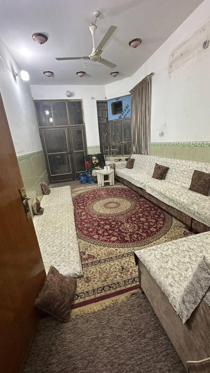 سلام عليكم . بيت البيع حي السلام خلف مجمع ذهب او خلف مطعم كباب السبعين مساحتة ١٠٠ متر طابقين ٣ غرف نوم وصاله واستقبال ومطبخ بيت حرف T وجهه على شارع عام سعره ٢٢٥ وبي مجال فقط بيع الاستفسار *********** او وتساب
