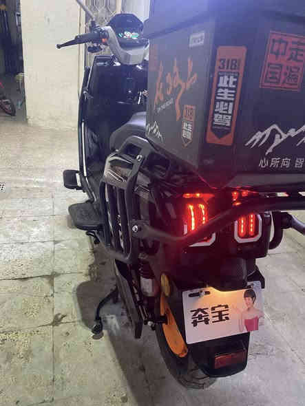 السلام عليكم دراجه شحن للبيع سكنس حديث الدراجه قبل شهرين اشتريتها ع كد شغل بيت ماطلع بيها الدراجه بحاله الوكاله 
سرعتها 90 
4 سرعات
 مثبت سرعه 
الشحنه الوحده تكفيك 75 كيلو 
بطاريات كبار 
لايت عالي ناصي قويات
درع وطلاعات 
جنطه اضافيه 
الدراجه زلغ مابيها جديده بعدها
للاستفسار خاص او رقم *********** بي واتس اب
