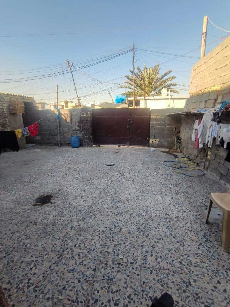 السلام عليكم.. بيت في مجمع كرفانات الرشاد قرب مركز اكد 200متر الواجهة 10 والنزال 20 طابق واحد مسلح زراعي مقبل عالتمليك يحتوي على غرفتين نوم واستقبال ومطبخ  خدمات كاملة مي وكهرباء ومجاري والبيت عالي عالشارع والمولدة بصف البيت ومدرسة ابتدائيه واعدادية والشارع العالم مقابيل المجمع البيت مناقصة شي بس تلحيظات بسيطة مثل ما وضحتها بالتصوير بعض السيراميك واگع وشغلات بسيطة جدا.. السعر 90 وبي مجال الرقم ***********
