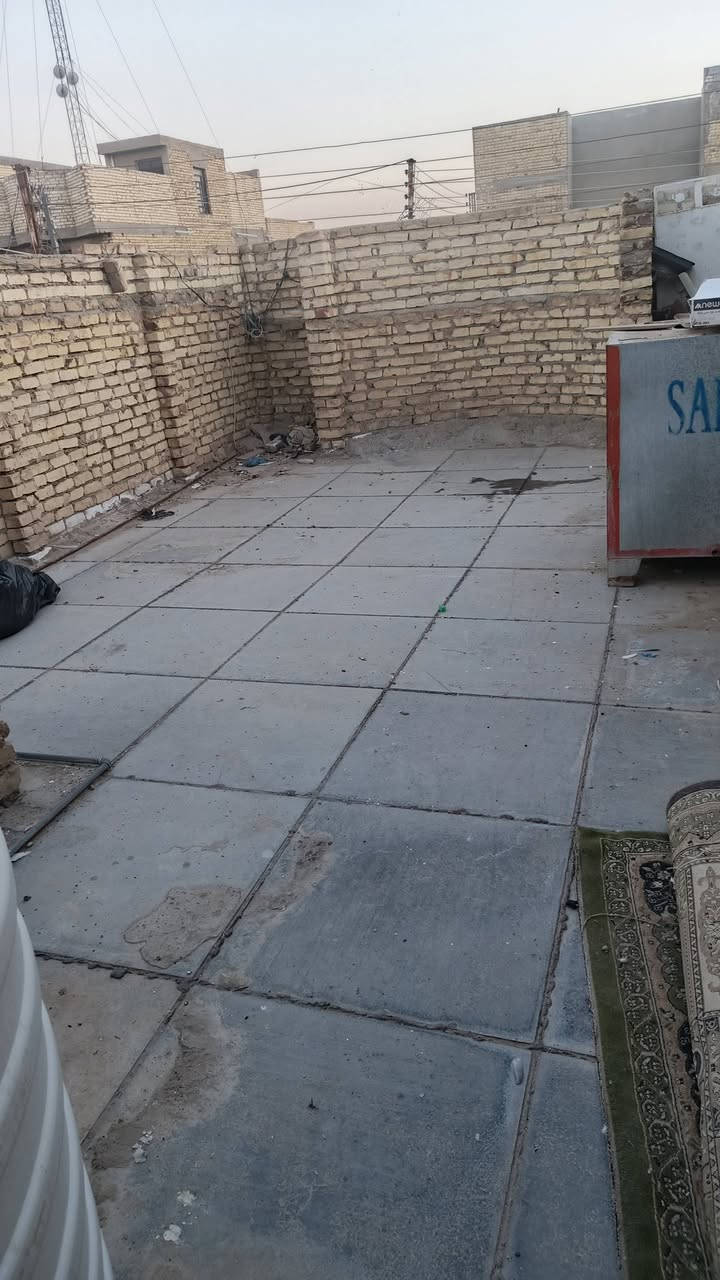 سلام عليكم بيت للايجار ١٠٠متر طابق ونص
متكون غرفتين نوم و استقبال حمام و تواليت 
عنوان بسكلات ابمربع ال١٥
سعر الايجار ٢٥٠الف
لتواصل واتساب فقط ***********
