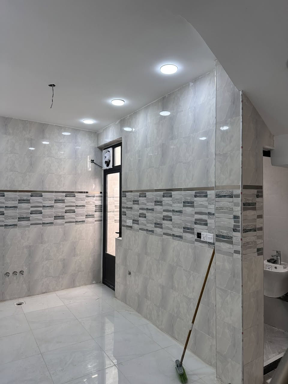 السلام عليكم 
بيت للايجار مساحه 50 متر بناء جديد يتكون من هول و ثلاث غرف نوم 2 كبار وحده مال اطفال سويت وخدمات موقع الفرع مقابل مجمع سبع ابكار خلف المعارض 
الاستفسار الاتصال على رقم او وات ساب 
***********
