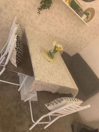 ميز طعام • ٥ اشخاص