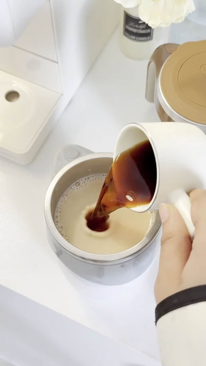 ☕️💫 ودّع الملعقة وخلّ القهوة تخلط نفسها!

كوب التقليب المغناطيسي الذكي يخلط مشروبك بضغطة زر وحدة 🔄

تصميم أنيق بسعة 380 مل، وبطانة ستانلس SUS304 تحفظ الطعم والحرارة 🔥

مثالي للقهوة، الكابتشينو، الحليب وحتى مكملات البروتين 🥛💪

مجرد تضيف المكونات وتضغط الزر… ودوّامة التقليب تشتغل لحالها 😍

يعمل ببطاريتين AAA فقط، بدون أسلاك ولا فوضى 🔋

اختار لونك المفضل، واستمتع بمشروب متجانس كل مرة 👌

المميزات❤️‍🔥❤️‍🔥
سعة 380 مل موضحة على العبوة
بطانة من الستانلس ستيل الغذائي SUS304 سهلة التنظيف ولا تحتفظ بالروائح
تقليب مغناطيسي تلقائي: ضغطة زر على المقبض تولِّد دوّامة تقليب متجانسة خلال ثوانٍ
محرّك داخلي يعمل ببطاريتين AAA (No.7) – اقتصادية وسهلة الاستبدال
غطاء محكم مع حلقة مطاطية للحد من الانسكاب وحفظ الحرارة لفترة أفضل
قضيب تقليب مغناطيسي منفصل (البيضة البيضاء) يُزال ويُغسل بسهولة
جسم خارجي مريح بمقبض واسع، وتصميم بسيط متين للاستخدام اليومي

السعر 6000🔥🔥🔥🔥🔥

توصيل الى بغداد وكافة محافظات العراق


**إذا كنت صاحب هذا الإعلان وتريد حذفه لأي سبب، رجاءا أرسل رسالة إلى الدعم الفني**