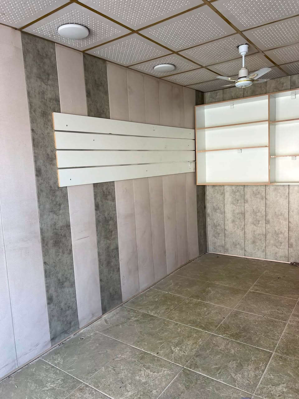 __محل للبيع مع الرفوف او بدون _
موقع ممتاز  حي  المعليمن عمارة ناهده /ثالث محل ع شارع حي المعليمن سعر مناسب //للتواصل خاص او ***********
