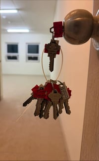 شقه للايجار مساحة١٢٠شرقي A7 طابق٨  تحتوي على نصف اثاث ايجارها٦٠٠  بدون...