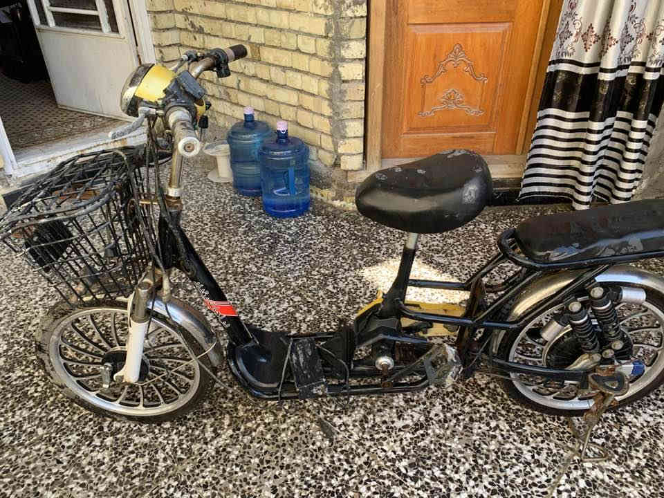 دراجة شحن متروكة فيها بعض النواقص منها البطاريات وإدامة ……واتساب ***********
