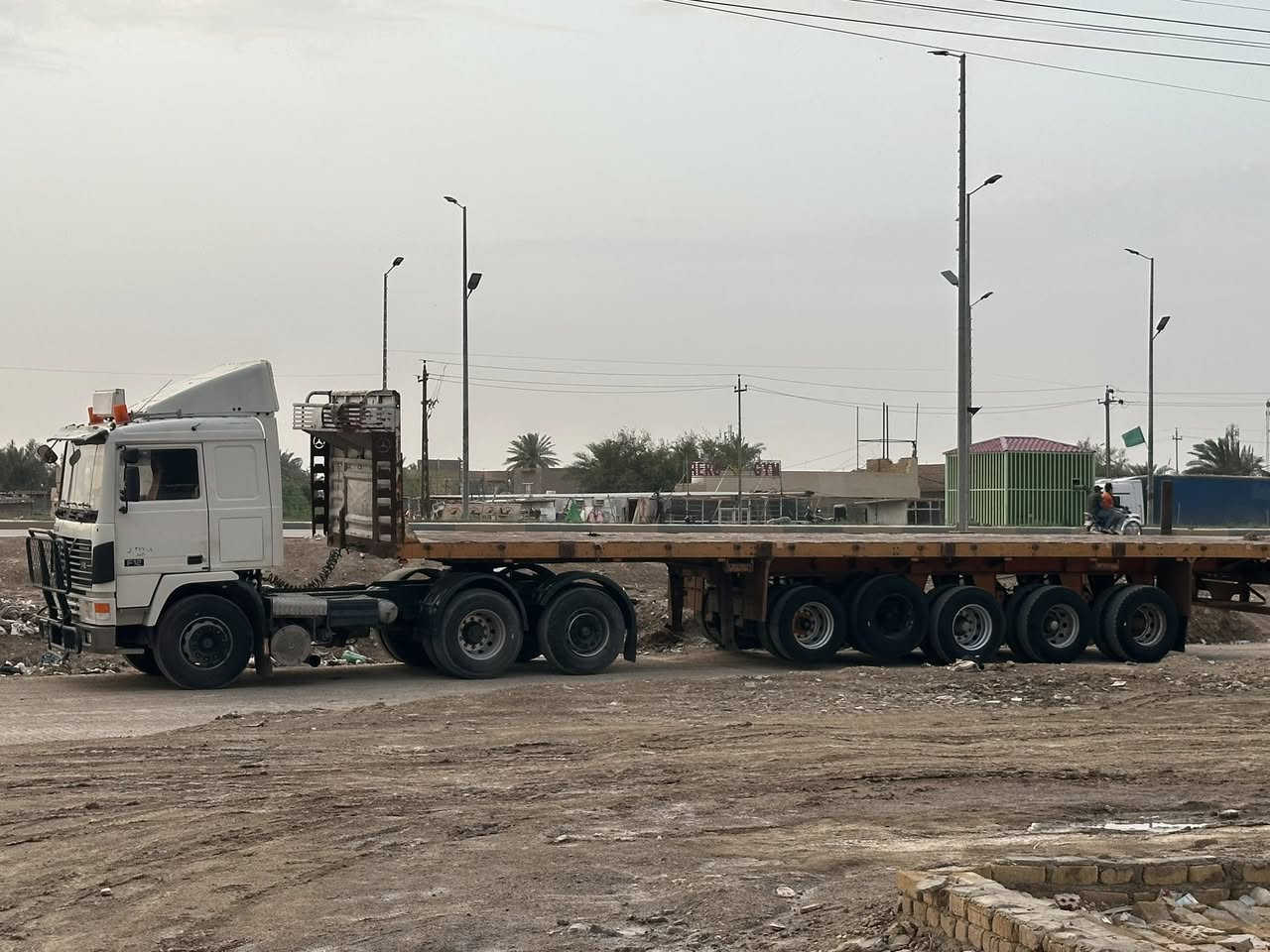 للبيع عربانه بلوم خمس محاور دناكير 14 خمستهن
شاصي مكفول تايرات فوك النص عمر كهربائيات كله  عربانه شغاله وحماله مو كاعده السعر 115وبيه مجال بسيط

‭0771 097 3914‬ عمار الغرباوي
