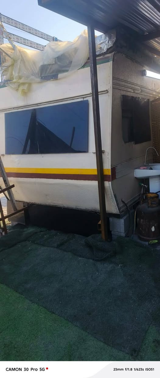 كرفان للبيع متنقل مطبخ مطعم، بي سبلت توسوت واحد طن 5 امبيرات وبي نواعم مال مطبخ
والاسم، اني مكلفني مليون بس الاسم ولله 
كامل هوه وتاسيسه، وشباك المنيوم ، وسقف قرميد حديد
ومغلف الكرفان وتاسيس نقاط بي 6 نقاط كهرباء
وشباك وباب حديد مغلفه
السعر 18 ورقه وبي مجال
مكان البياع المواصلات
شارع الضغط 
***********
