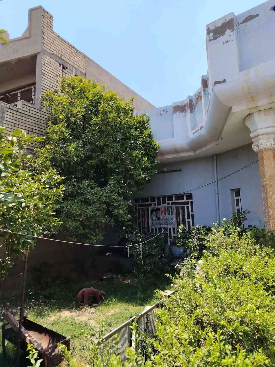 للبيع دار سكني طابو صرف حي الامير الاول( أساس كونكريت مسلح بناء طابوق السقف كونكريت مسلح)موقع مميز قريب على الساحة مساحة (٢٥٠)م حر مكفول كامل الخدمات يحتوي على (صاله ١٠*٤,٥+غرفة نوم ٤,٥*٥+مطبخ ٤,٥*٤,٥+استقبال ٧*٤,٥+صحيات داخليه و خارجيه ) ملاحظه أرضية البيت غير جيده للاستفسار مراجعة مكتب بصمة اعمار للعقار واسط ـ الزبيديه -مجاور اسواق بيت عزيز ذياب 
أو الاتصال 
***********
***********
***********
