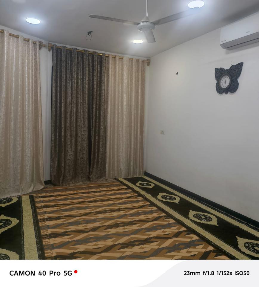 السلام عليكم.                                                           بيت للبيع العنوان مدينة الصدر حي طارق القديم قرب معمل غاز الطارق فرع اسواق الخيرات بناء درجه اولى رفت وصب مسلح البناء طابوق بيت درجه اولى غرفتين نوم وصاله كبيره وديوانيه ٦امتار البيت جاهز سيراميك وكاشي اضافه الى سطحين بلمستقبل يصير بي ٤غرف اضافه الى مطبخين حار وبارد  
للتواصل مع رقم صاحبه ‏***********
