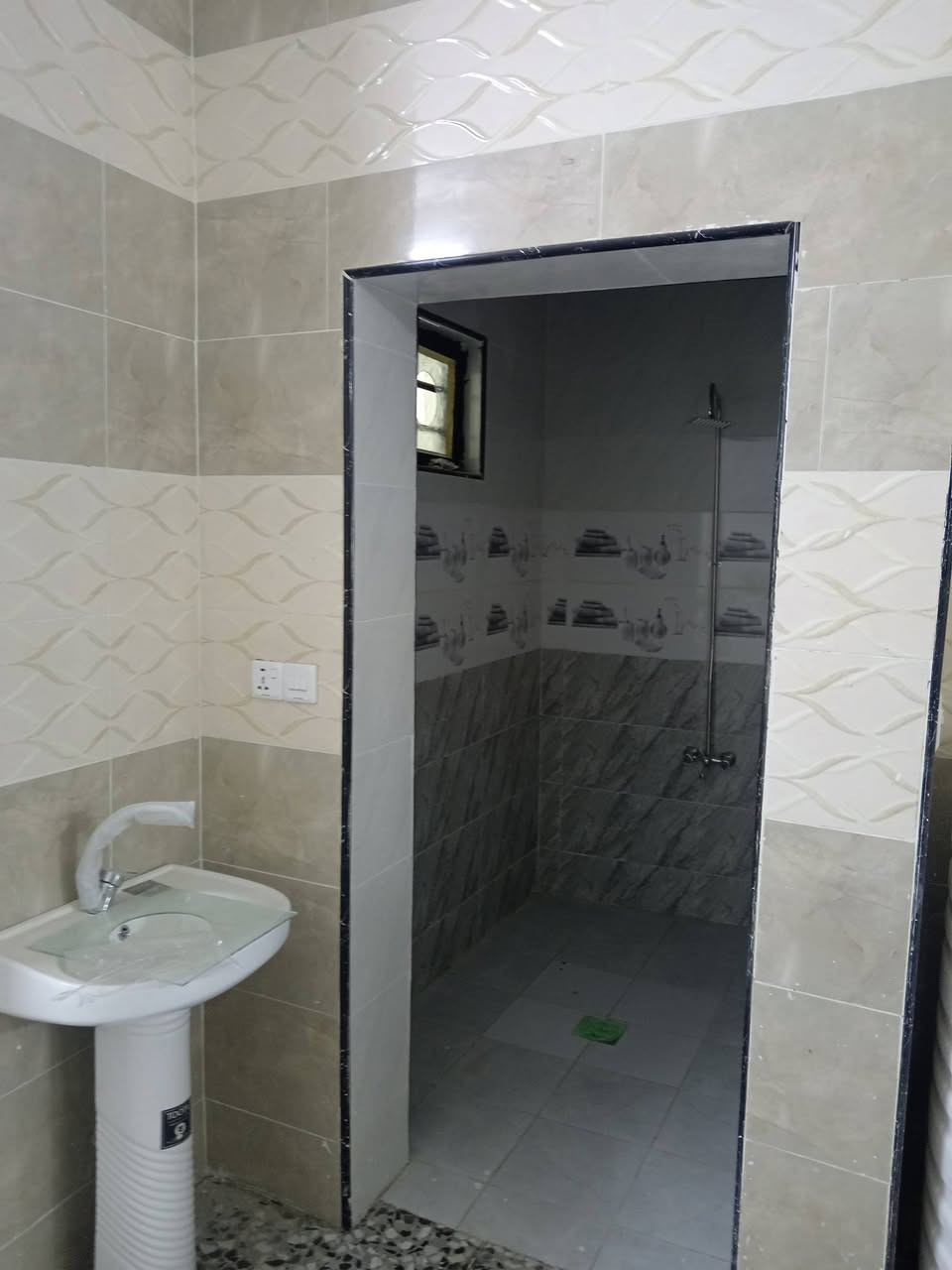 السلام عليكم بيت للبيع المساحه ٢٠٠متر زراعي منطقه سويب خمس دقايق عن الشرطه الخامسه خلف مضيف الشيخ ابو الياس العامري المنطقة مخدومه مي وكهرباء ومولد التفاصيل داخل التصوير ***********
