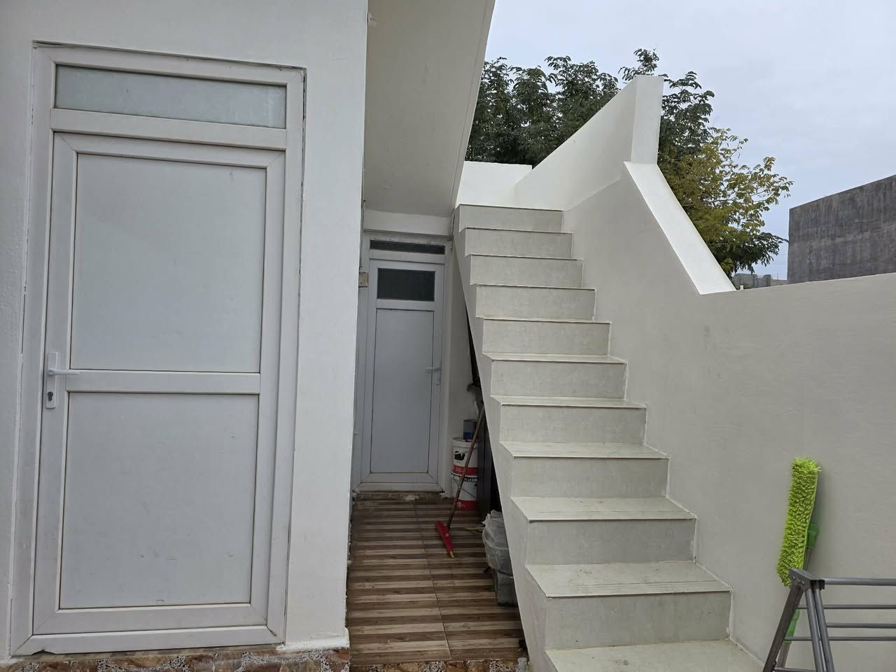 بيت في شوراو 115 متر طابق واحد ركن و مربع الواجهة 11.5 العمق 10 بيت جديد ونضيف نظام دكت وسقف ثانوي والفرع تبليط وخدمات .متكون من حوش كبير و مطبخ وغرفة استقبال وهول داخلي وغرفة نوم
السعر ‌47 مليون وبي مجال
للاستفسار
 ***********
***********
