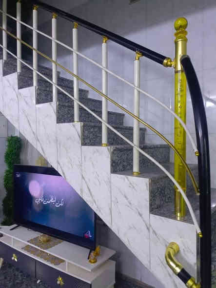 السلام عليكم بيت للبيع مساحته 170 متر طابو زراعي سند 25 طابق الاول كراج سيارة وغرفة نوم غير ظاهرة في الصور وهول وصاله ومطبخ وصحيات والطابق الثاني غرفتين نوم مفتوحة بغرفة واحدة غير ظاهرة في الصور وهول  في الصور العنوان الكرامة يبعد خمسين متر عن شارع ستين البيوت الي خلف شارع الضريبه وايضا خلف حلويات سنتر بوينت من جهة حي الطيارة قريب جدا تفاصيل اكثر*********** بي واتساب أو خاص موجود
