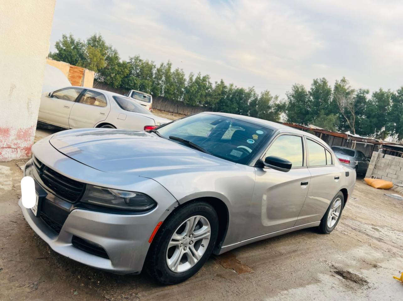 جارجر وارد أمريكي 
موديل 15 اصل 
رقم بصرة قديم تحويل مباشر
سنوية لل27
منظومة تبريد جديدة
منظومة زنون 
تخم تاير 
محرك كارتون
حدادة جديدة
سيارة حسب السونار المرفق
مكان السيارة البصرة الزبير طريق سفوان
رقم الهاتف ***********
