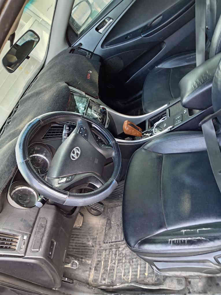 بەناوی خوای گەورە 
سۆناتا ٢٠١٣
موس موس 
بۆفرۆشتن و گۆڕینەوە 
بەشەرت گێڕو مەکینە و تەقەو ڕەقە
سەخفی بۆیاخ نیە 
حیزامیش نیە بە حیزام دەیفرۆشم 
سەیارەکە وردە مەسروفی تیایە لە ڕوی بۆیاخو جوانکاریوە 
موشتەری پەیوەندی کات لەخزمەتیام 
سعری ٤٧گڵاو مەجالی تیایە 
***********
 کەلار
