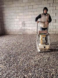 يوجد كادر عمل تنضيف بيوت وتصعيد بلوك ورمل وحجر وسمنت وحدل بيوت ونسب ال...