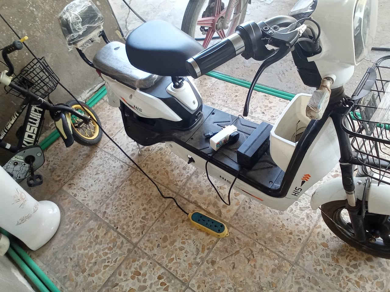 السلام عليكم دراجة شحن للبيع حجم 14 شركة His بعدهة جديدة نضافته100/97نقصهة فقط بطاريات المكان بغداد سعر 250قفل للأستفسار ***********
