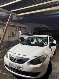 رینۆ فرۆنس ٢٠١٢ رەنگی سپی دوو پارچەو نیوی هەیە پارچەکانی  دەرگای سیاق ...