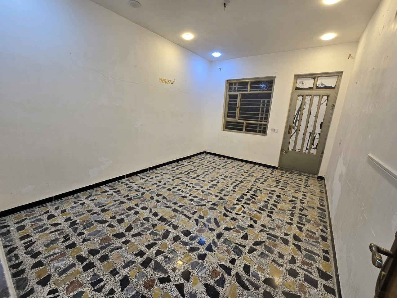 #للايجار  200 متر  طابق اول معزول تام
يحتوي عل 3نوم صاله مطبخ صحيات (الموقع التجاري )

السعر 850 الاستفسار*********** 📞
