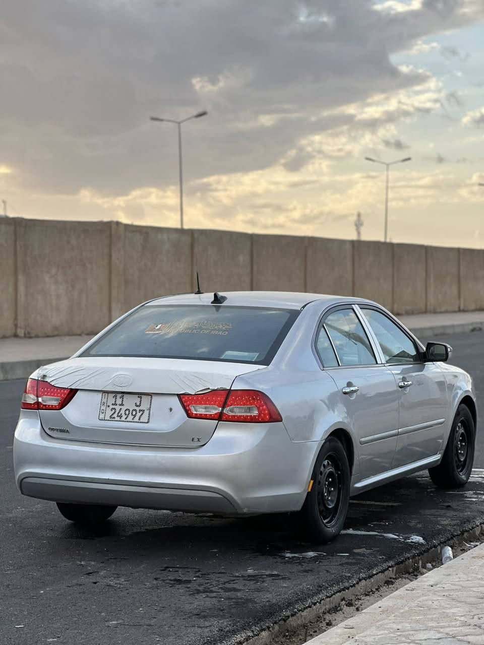 السلام عليكم 

اوبتيما 2009 امريكي بيها تبديل جاملغ امامي ايسر اصلي نفس اللون بدون اي ضرر داخلي سياره جديده كلش 
رقم بغداد بسمي مكينه 2400 دوش 
حداديه وتخم تاير تبريد تدفئه و باتري جدد 
ماشيه 200 الف 
داخل رصاصي  
مكاني بالناصريه 
السعر 130 وبيها مجال قليل 

***********
