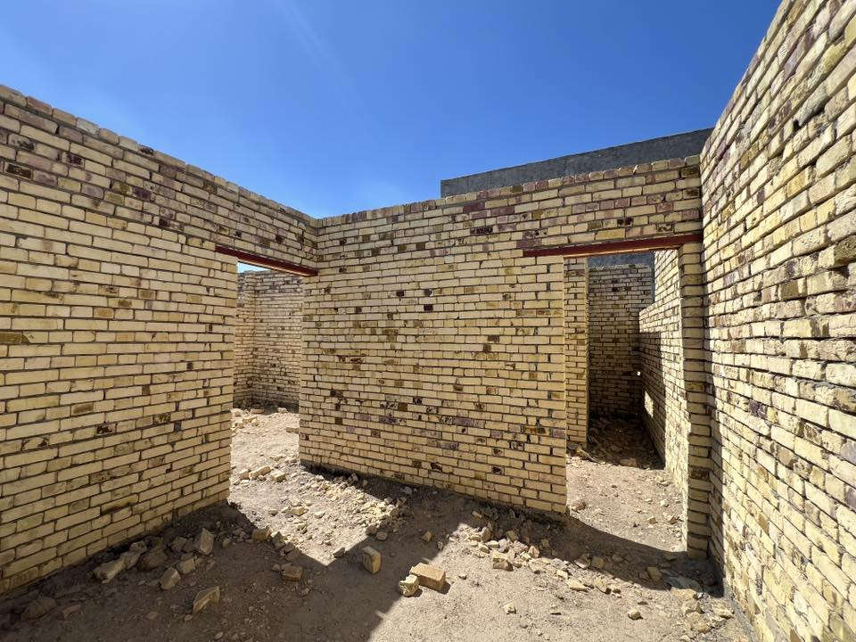 فرصة للسكن الراقي في حي الغدير! 🏠
للبيع هيكل بناء حديث بتصميم مميز (خريطة حلوة).
• الموقع: الحلة - الوردية - حي الغدير (قرب مستشفى الكفيل والشارع العام) 📍
• المساحة: 200 متر (طابو زراعي سند 25) 📄
• التوزيع الداخلي: غرفتين نوم + صالة + مطبخ + كلدور + مجمع صحي + كراج 🚗
• الخدمات المتوفرة: تبليط، كهرباء، ومجاري (المنطقة مخدومة بالكامل) ⚡️
السعر: 77 مليون دينار (مع مجال بسيط للشراي) 💰
للتواصل والاستفسار، يرجى مراجعة المكتب أو الاتصال على:
📞 *********** | ***********
