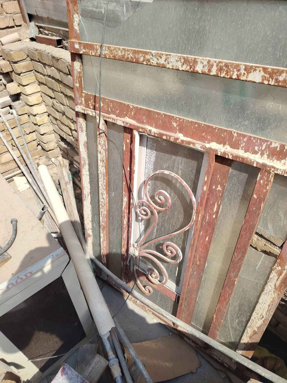 السلام عليكم عندي 3 شبابيك ارتفاع متر ونص وعرض متر وشباك ارتفاع متر ونص وعرض مترين ومحجر 3 قطع يصير تقريباً 8 امتار اي شخص يفيدنه ينطيني بيهن سعر واني بخدمته هاذا رقمي *********** مكاني بالشعب قرب جامع الشروفي
