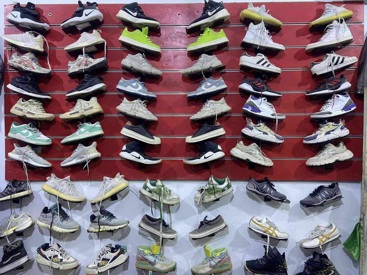 احذيه باله اوربي تقريبا 150 قطعه شلعه سعر القطعه 9 الف رقم ***********
