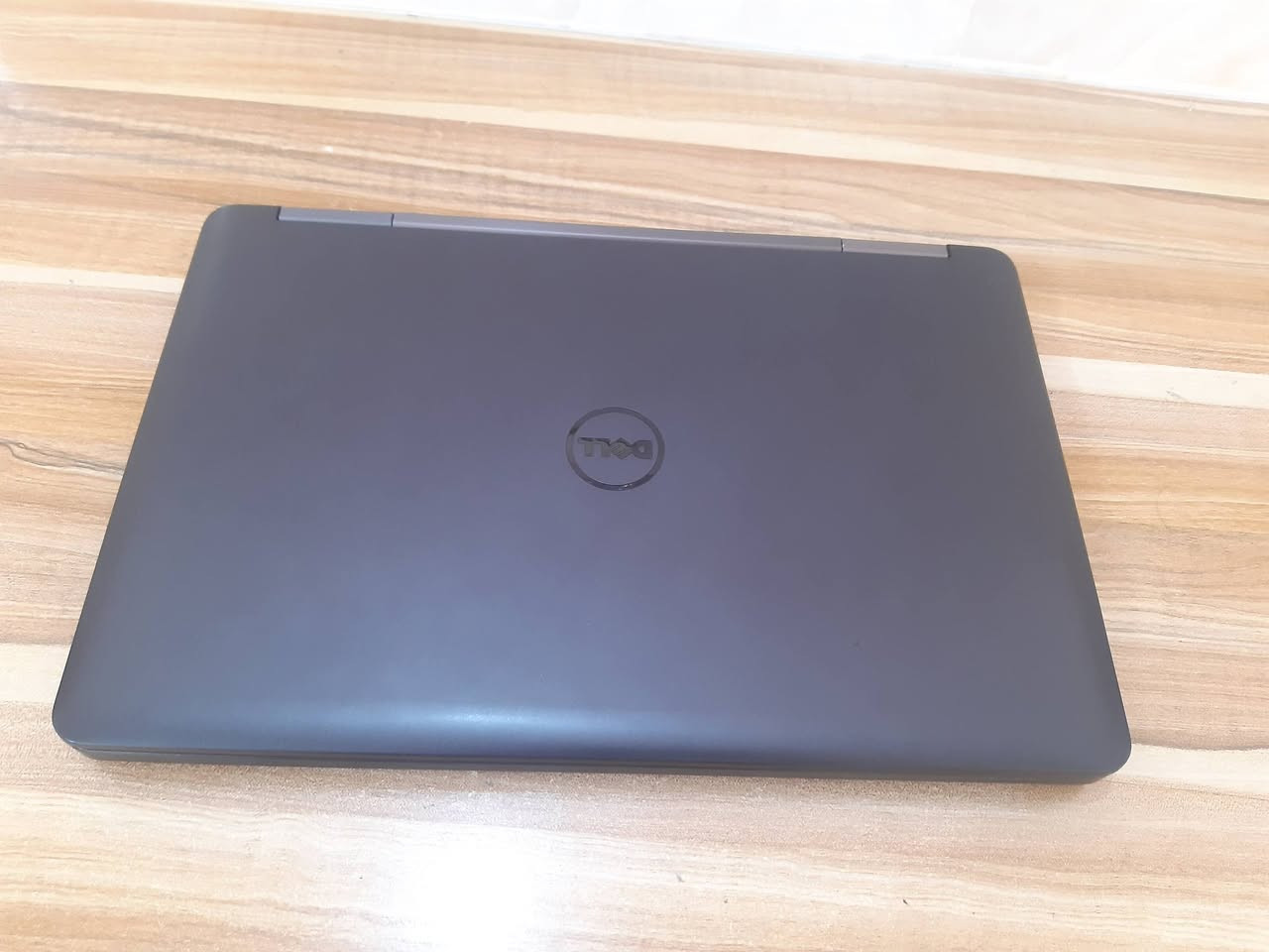 للبيع المواصفات
المعالج (CPU): الجيل الرابع من إنتل (Intel Core i3 / i5 / i7 - 4th Gen).
​الشاشة: مقاس 15.6 بوصة (تأتي بدقة HD 1366x768 أو Full HD 1920x1080 في بعض النسخ).
​الذاكرة العشوائية (RAM): من نوع DDR3L (غالباً يأتي بـ 4 أو 8 جيجابايت، ويدعم الترقية حتى 16 جيجابايت).
​التخزين (Storage): قرص HDD أو SSD (يدعم التبديل والترقية بسهولة).
​كرت الشاشة (GPU):
​مدمج: Intel HD Graphics 4400.
​منفصل (في بعض النسخ): NVIDIA GeForce GT 720M.
​منافذ USB 3.0 و USB 2.0.

​منفذ HDMI ومنفذ VGA لتوصيل الشاشات وأجهزة العرض (Projectors). 

​منفذ شبكة LAN (RJ-45) وقارئ كروت ذاكرة SD.

​محرك أقراص ضوئية (DVD Drive).

 السعر 230 وبي مجال 
اليعاجبه الاتصال عل الرقم ***********
