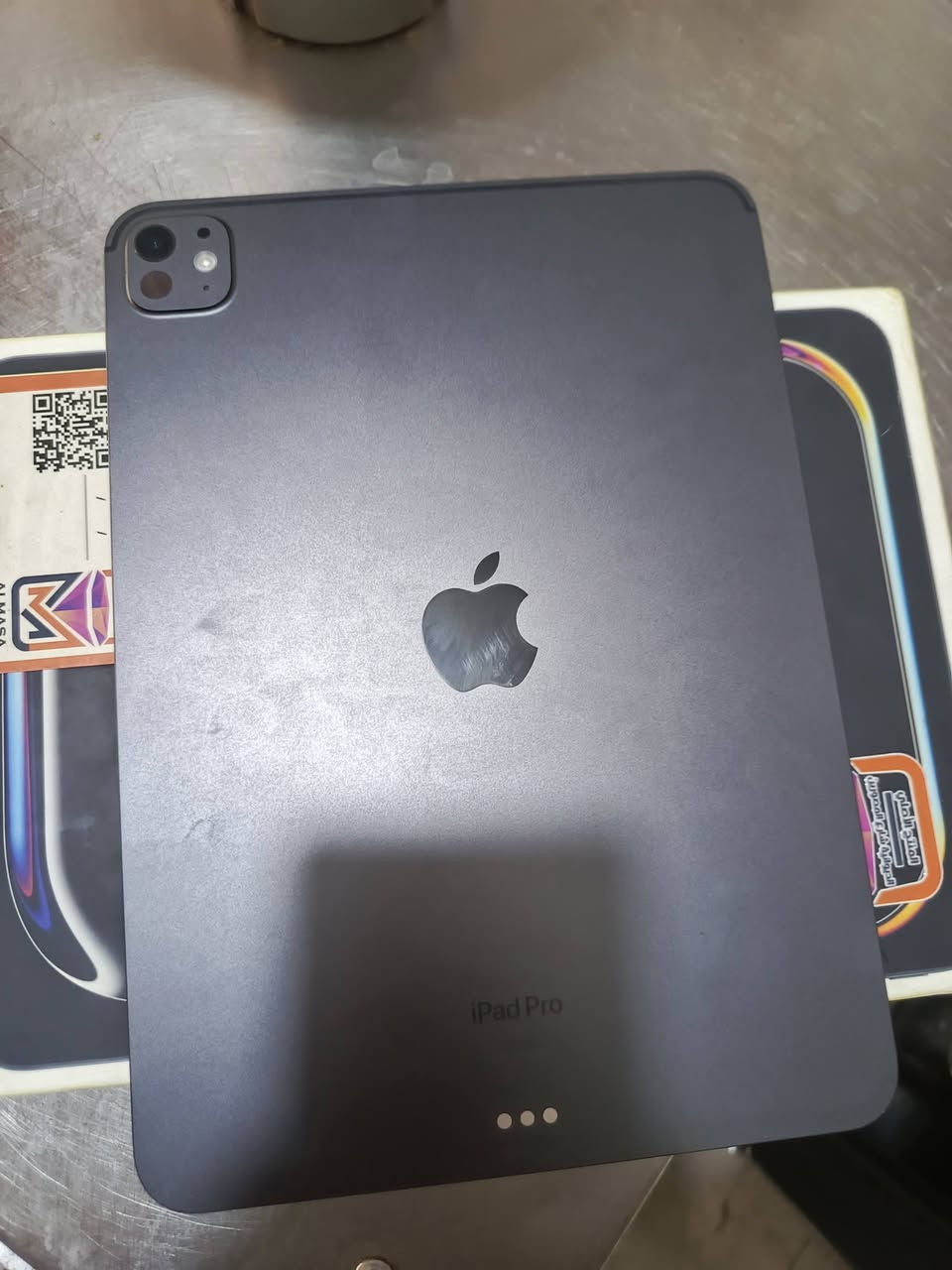 ايباد m4 للبيع بس شاشته محروكه فقط سعر 250 / ***********
