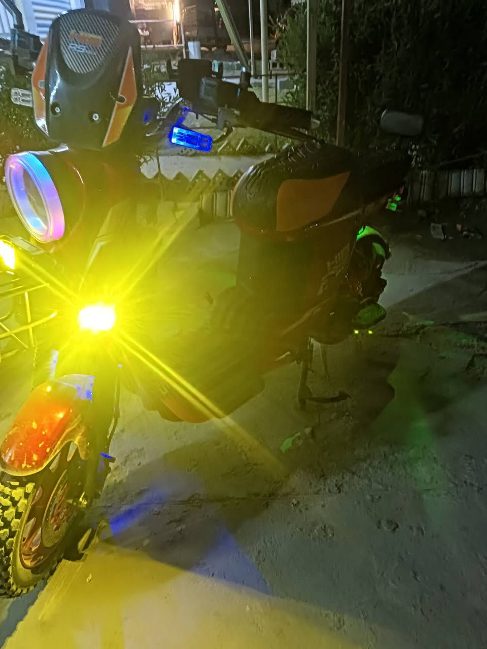 دراجة R9 للبيع جديدة نضافة 99 مكاني ابو غريب الشيحة 5 بطاريات الاتصال على الرقم ***********السعر 650 بيها مجال
