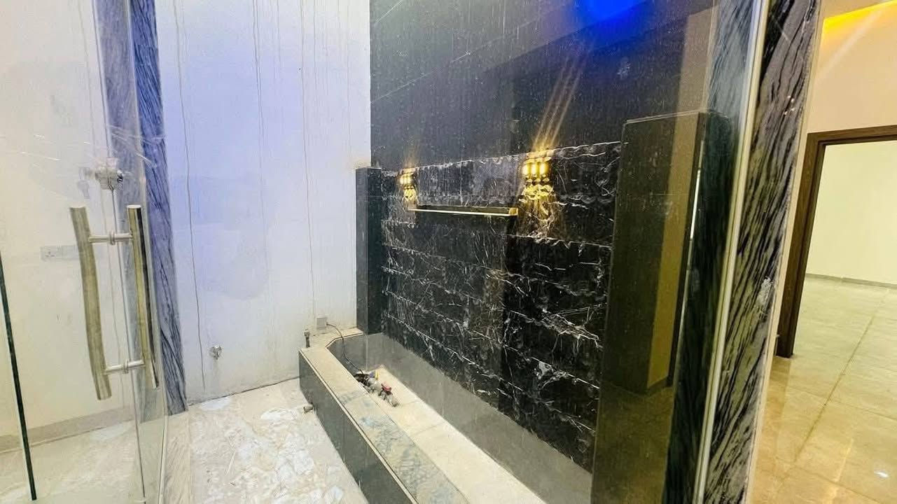 •بيت للبيع في حي النور #حي_نور 
•المساحة 190 متر واجهة 8 متر لكل بيت   
• طابقين بناء حديث فول / شارع تبليط بعرض 12 متر 
•الطابق الاول : غرفتين نوم مع هول واستقبال ومطبخ وصحيات #مكتب_قصر_الامراء_العقاري 
•الطابق الثاني :  خمسة غرف نوم  مع هول وصحيات 
🌍الموقع : حي النور قريب سايدين النور  
📃 سند سكني ملك صرف / شرط القرار التمليك 
للاستفسار حول السعر والتفاصيل الاتصال على الرقم *********** متوفر واتساب ايضا
