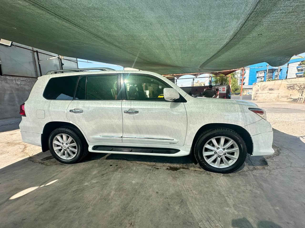 بسم الله الرحمن الرحيم 
اللهم صلي على محد وال محمد 
السلام عليكم ورحمه الله وبركاته 
للبيع او المراوس لكزز 2009 اللون ابيض صدفي وارد كندي كلين السياره كفاله رقم بغداد باسمي داخل جلد بيجي غرفه جديده والحمد لله 
كير محرك حداديه كفاله 
مواصفات السياره ولو هيه غنيه عن التعريف 
جكات اماميه خلفيه 
شاشه اماميه اندرويد نضام كاربلي يوتيوب 
شاشات تجوات 
فتحه سقف كامرات اماميه خلفيه جانبيه 
جنطه كهرباء 
كشنات جلد كهرباء اماميه خلفيه نضام تدفئه تبريد بالاضافه الى تغليف قرميدي
بصمه تشغيل مع بصمه ابواب 4 كشنات خزن 
السياره جديده ماشيه 121000 الف ميل 
ملاحضه كشنات السياره بعدهه لك لون بيج ومغلفه تغليف قرميدي للحفاظ عليها 
السعر المطلوب 31000 $ بيهه مجال جدا بسيط 
للتواصل *********** بغداد, العراق
